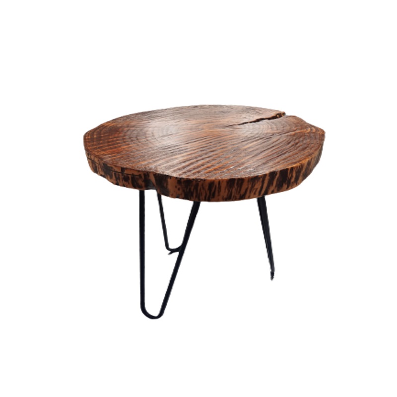Tisch aus einem Holzstumpf